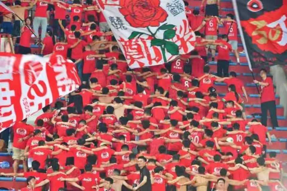 主场, nzu, 与球员哭成