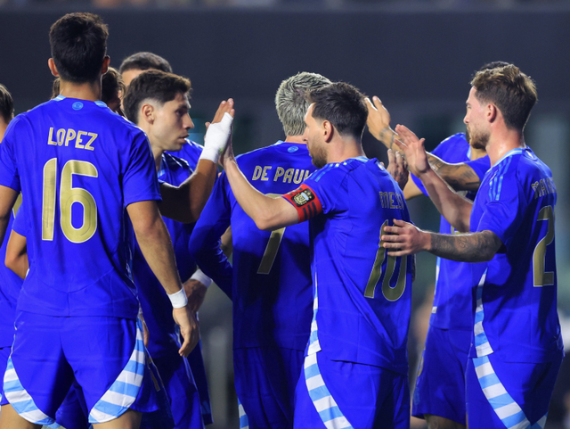 一场热身赛, 梅西将球吊, dingy